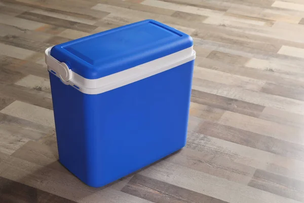 Uzavřený Modrý Plastový Chladící Box Dřevěné Podlaze — Stock fotografie