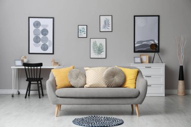 Oturma odasının içinde rahat bir kanepe var.