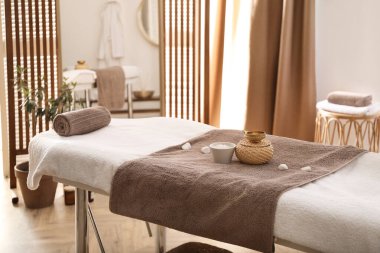 Masaj masası spa salonunun içinde şık bir oda.