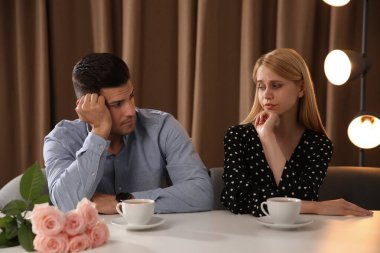 Restorandaki hoşnutsuz adam ve genç kadın. Başarısız ilk tarih