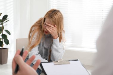 İçeride uyuşturucu bağımlısı genç bir kadınla çalışan psikoterapist.