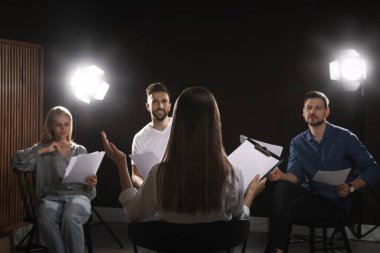 Tiyatroda prova sırasında senaryolarını okuyan profesyonel aktörler.