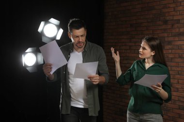 Tiyatroda prova sırasında senaryolarını okuyan profesyonel aktörler.