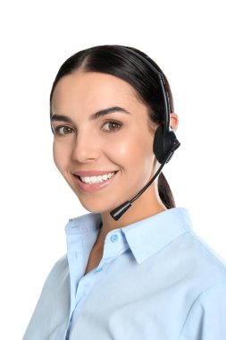 Beyaz arka planda kulaklığı olan genç ve güzel bir danışman.