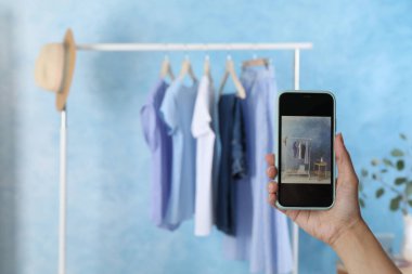 Blogcu içeride şık kıyafetlerin fotoğrafını çekiyor, yakın plan. Metin için boşluk