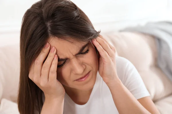 Femeie Tânără Care Suferă Migrenă Canapea Acasă — Fotografie, imagine de stoc