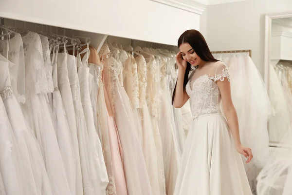 Mulher Tentando Vestido Noiva Bonita Boutique — Fotografia de Stock