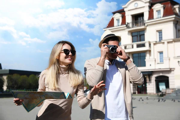 Touristenpaar Beim Fotografieren Auf Der Schönen Stadtstraße — Stockfoto