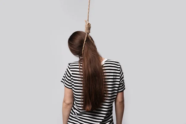Жінка Мотузкою Шиї Світло Сірому Фоні Вид Ззаду — стокове фото