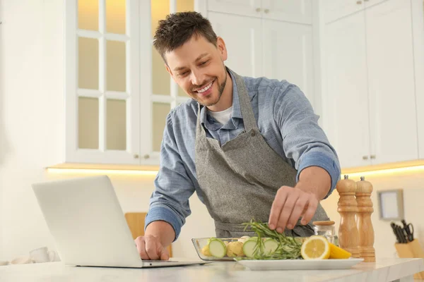 Man Making Dinner While Watching Online Cooking Course Laptop Kitchen — Stok fotoğraf