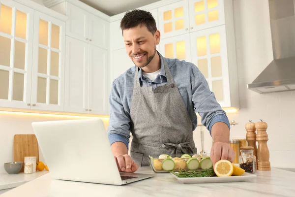 Man Making Dinner While Watching Online Cooking Course Laptop Kitchen — Stok fotoğraf