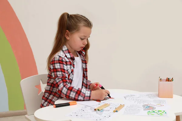 Petite Fille Coloriage Page Stress Table Intérieur — Photo