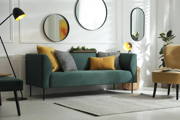 Interior Moderno Sala Estar Com Elegante Sofá Confortável — Fotografia de Stock