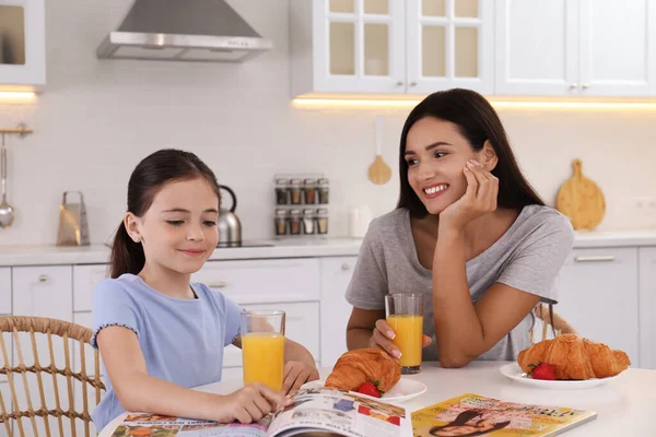 Šťastná Matka Dcera Spolu Snídají Kuchyni Svobodný Rodič — Stock fotografie