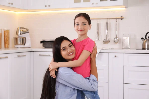 Portrait Happy Mother Daughter Hugging Kitchen Single Parenting — Foto de Stock
