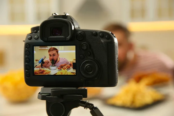 Їстівний Блогер Який Їсть Шоу Столом Кухні Фокусується Екрані Камери — стокове фото