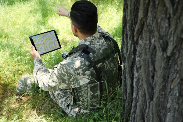 Soldier Using Tablet Tree Forest Back View — ストック写真