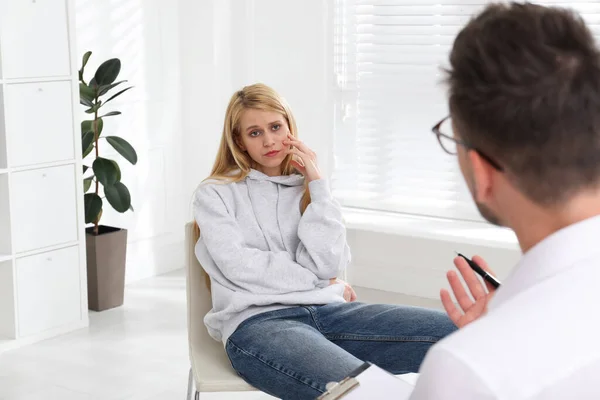 Psicoterapeuta Trabajando Con Una Joven Drogadicta Interior — Foto de Stock