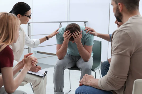 Psihoterapeut Care Lucrează Grup Persoane Dependente Droguri Sesiunea Terapie Interior — Fotografie, imagine de stoc