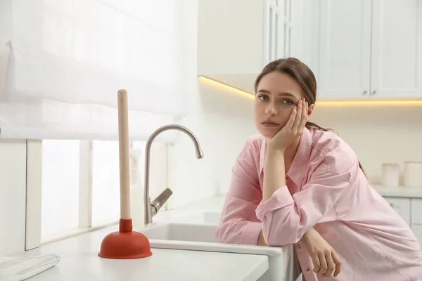 Unglückliche Junge Frau Mit Kolben Der Nähe Verstopfter Spüle Küche — Stockfoto