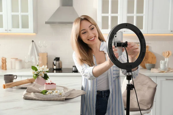 Blogger Preparando Para Gravação Vídeo Cozinha Casa Usando Smartphone Lâmpada — Fotografia de Stock