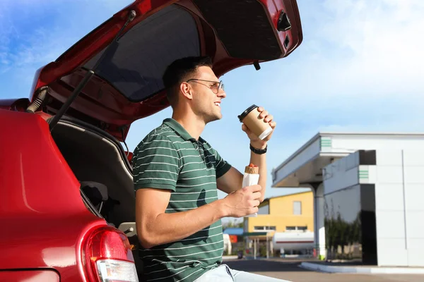 Jeune Homme Avec Hot Dog Boire Café Près Voiture Station — Photo