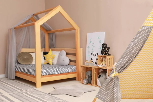 快適な床ベッド付きのスタイリッシュな子供部屋のインテリア — ストック写真