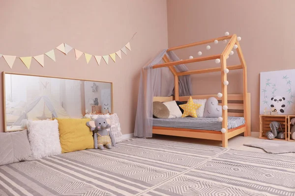 Chambre Enfant Élégante Intérieur Avec Lit Confortable Sol — Photo