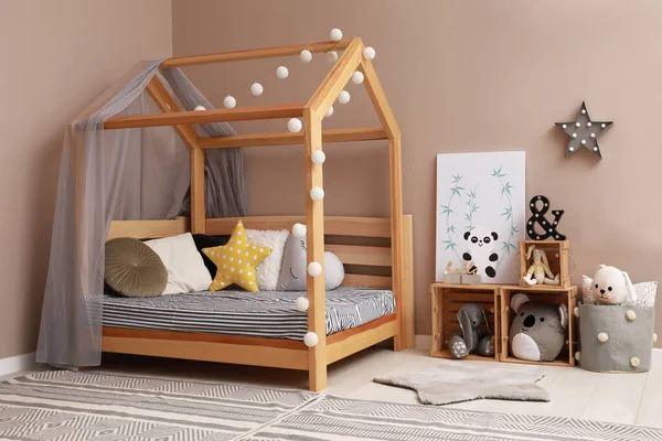 Elegante Habitación Infantil Interior Con Cómoda Cama Suelo —  Fotos de Stock