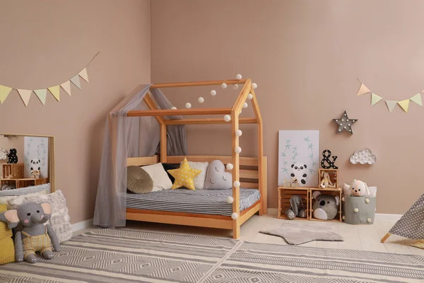 Κομψό Παιδικό Δωμάτιο Εσωτερικό Άνετο Κρεβάτι Δαπέδου — Φωτογραφία Αρχείου