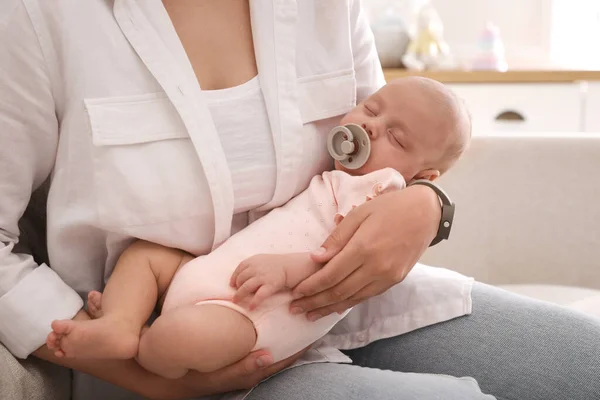 Madre Con Lindo Bebé Durmiendo Casa Primer Plano — Foto de Stock