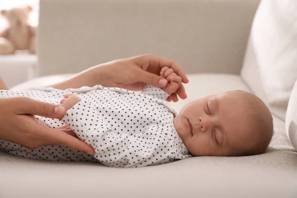 Madre Con Lindo Bebé Durmiendo Casa Primer Plano — Foto de Stock