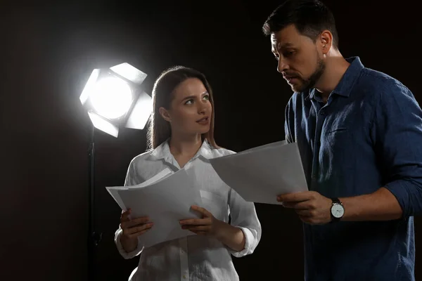 Professionele Acteurs Die Hun Scripts Lezen Tijdens Repetitie Het Theater — Stockfoto