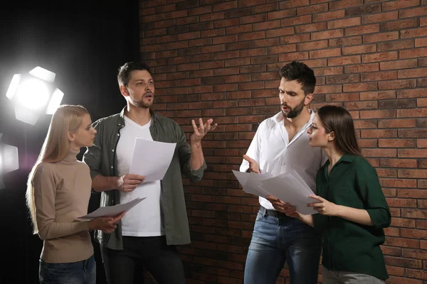 Professionella Skådespelare Läser Sina Manus Repetitionen Teater — Stockfoto