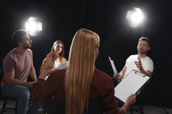 Professional Actors Discussing Scripts Rehearsal Theatre — Foto de Stock