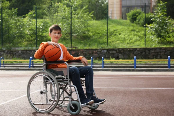 Deficiente Adolescente Cadeira Rodas Com Bola Basquete Quadra Livre — Fotografia de Stock