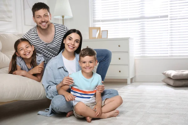 Portret Van Een Gelukkig Gezin Woonkamer Aannemingsconcept — Stockfoto