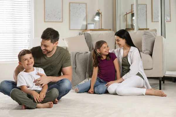 Gelukkige Familie Die Samen Tijd Doorbrengt Thuis Aannemingsconcept — Stockfoto