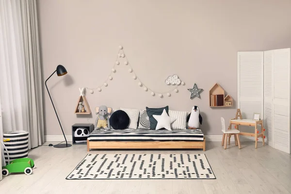 Nettes Kinderzimmer Mit Stilvollem Komfortablem Bodenbett Und Spielzeug Montessori Innenraum — Stockfoto