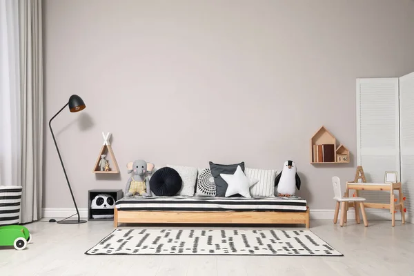 Quarto Bonito Para Crianças Com Cama Chão Confortável Elegante Brinquedos — Fotografia de Stock