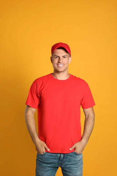 Glücklicher Mann Roter Mütze Und Shirt Auf Gelbem Hintergrund Design — Stockfoto