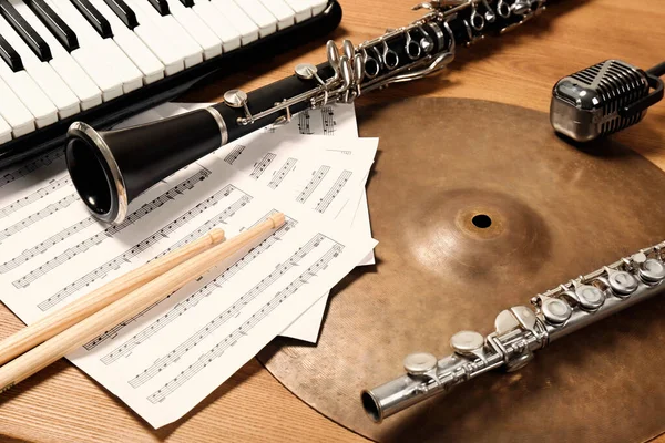 Conjunto Diferentes Instrumentos Musicales Sobre Fondo Madera Primer Plano — Foto de Stock