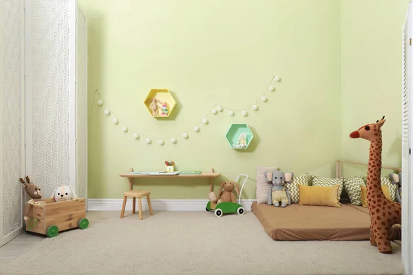 Montessori Schlafzimmereinrichtung Mit Bodenbett Und Spielzeug — Stockfoto