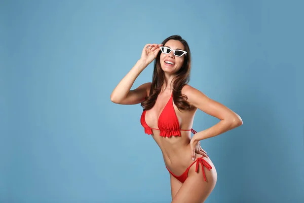 Mooie Vrouw Stijlvolle Bikini Zonnebril Blauwe Achtergrond Ruimte Voor Tekst — Stockfoto