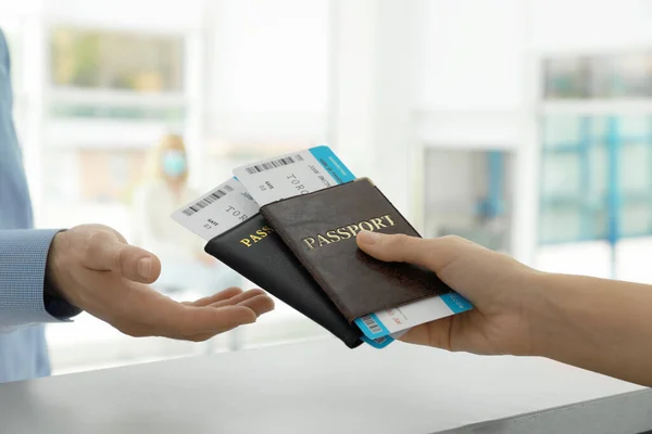 Agent Geeft Paspoorten Tickets Aan Man Bij Check Balie Luchthaven — Stockfoto