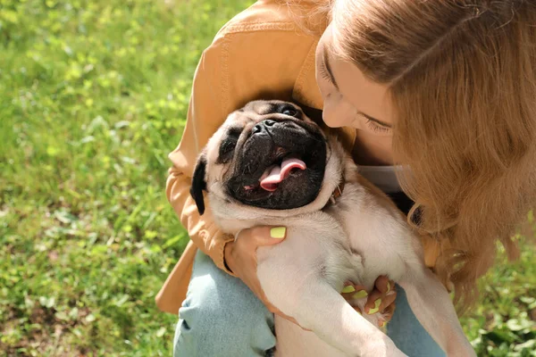 Vrouw Met Schattige Pug Hond Buiten Zonnige Dag Dierlijke Adoptie — Stockfoto