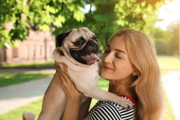 晴れた日に屋外でかわいいパグ犬を持つ女性 動物の養子縁組 — ストック写真