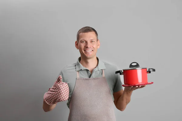 Happy Man Met Kookpot Lichtgrijze Achtergrond — Stockfoto