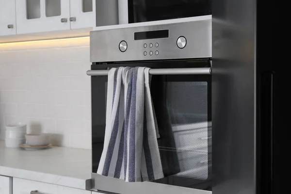 Clean Striped Towel Oven Door Kitchen — Stock Photo, Image