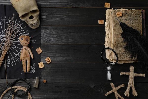 Κούκλα Βουντού Καρφίτσες Που Περιβάλλεται Από Τελετουργικά Στοιχεία Μαύρο Ξύλινο — Φωτογραφία Αρχείου